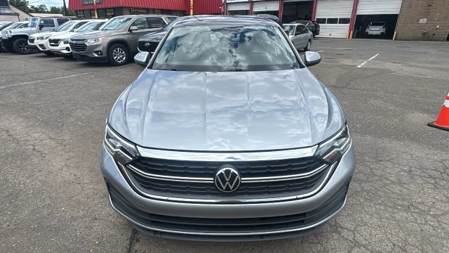 Used 2024 Volkswagen Jetta SE FWD image 2