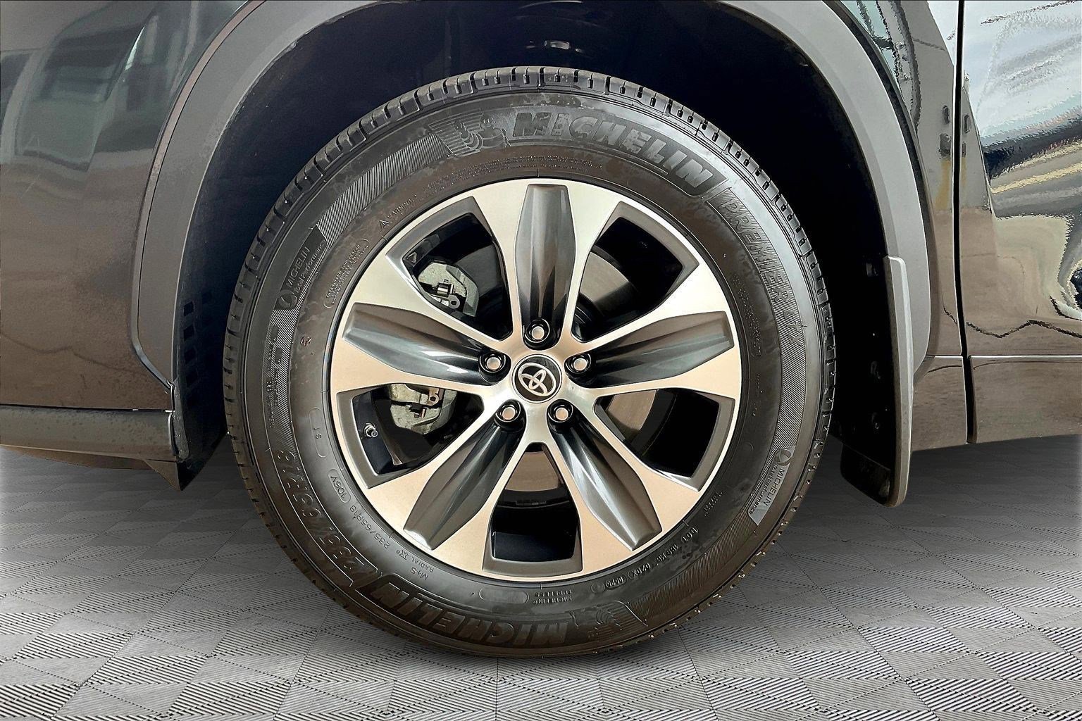 Used 2025 Toyota Highlander XLE image 33