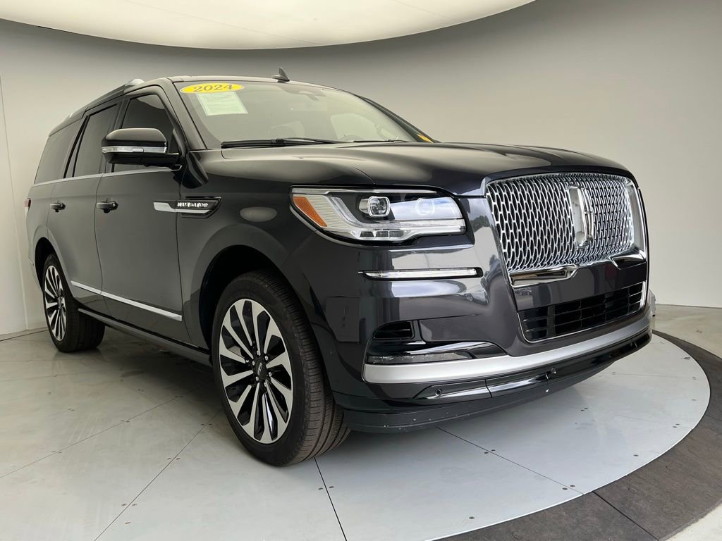 Used 2024 Lincoln Navigator Reserve image 2