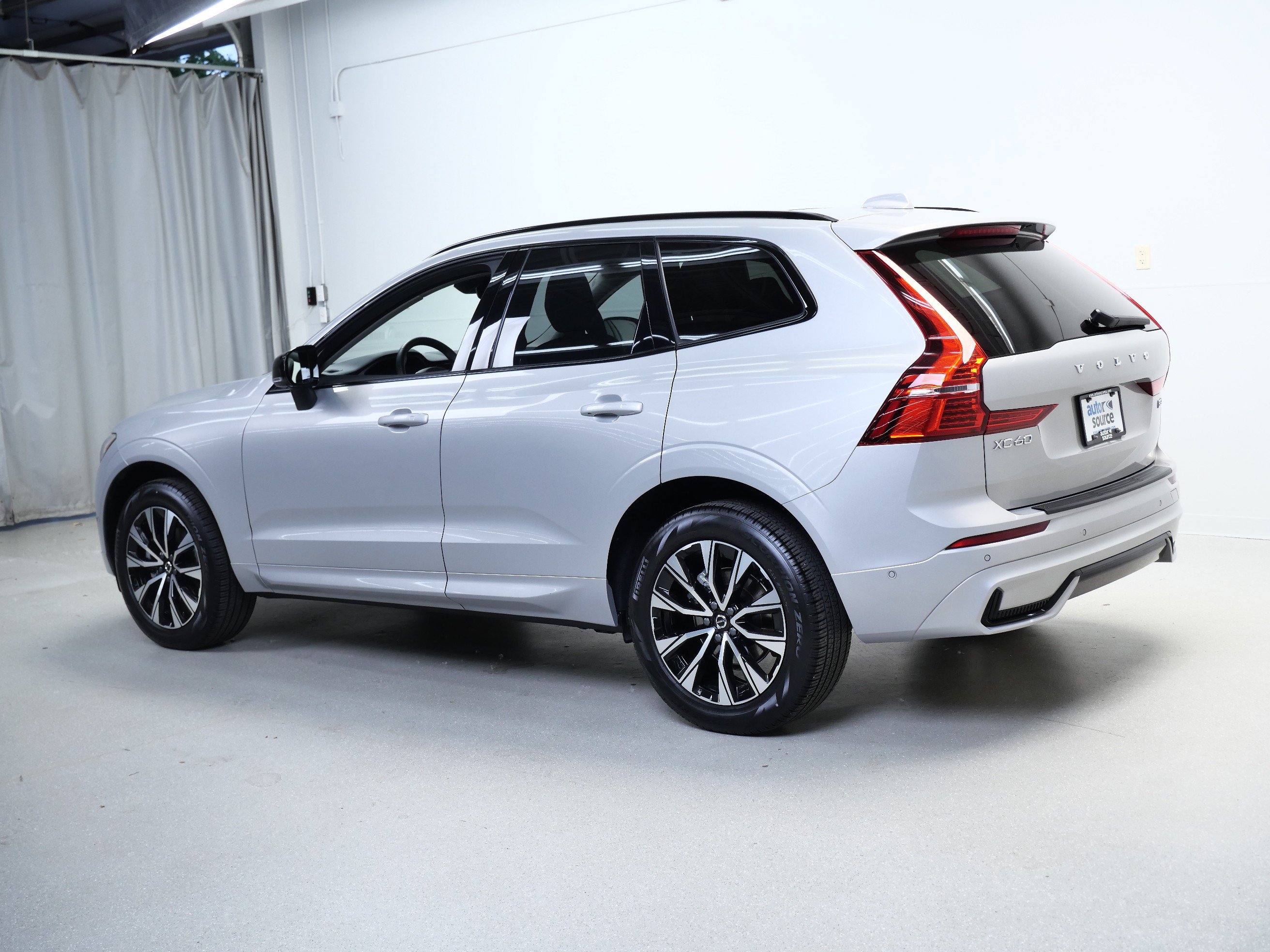 Used 2025 Volvo XC60 B5 Plus w/ Climate Package AWD/4WD image 11