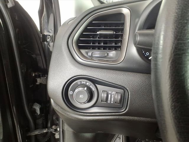 Used 2022 Jeep Renegade Limited image 29