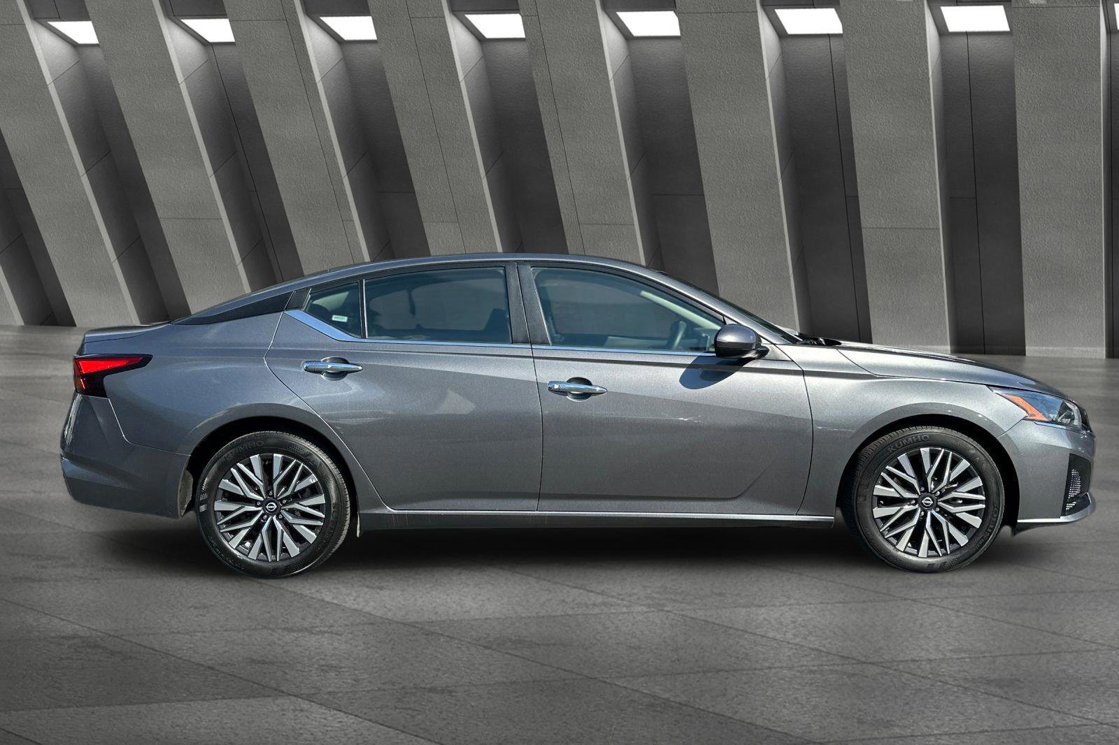 Used 2024 Nissan Altima 2.5 SV image 3