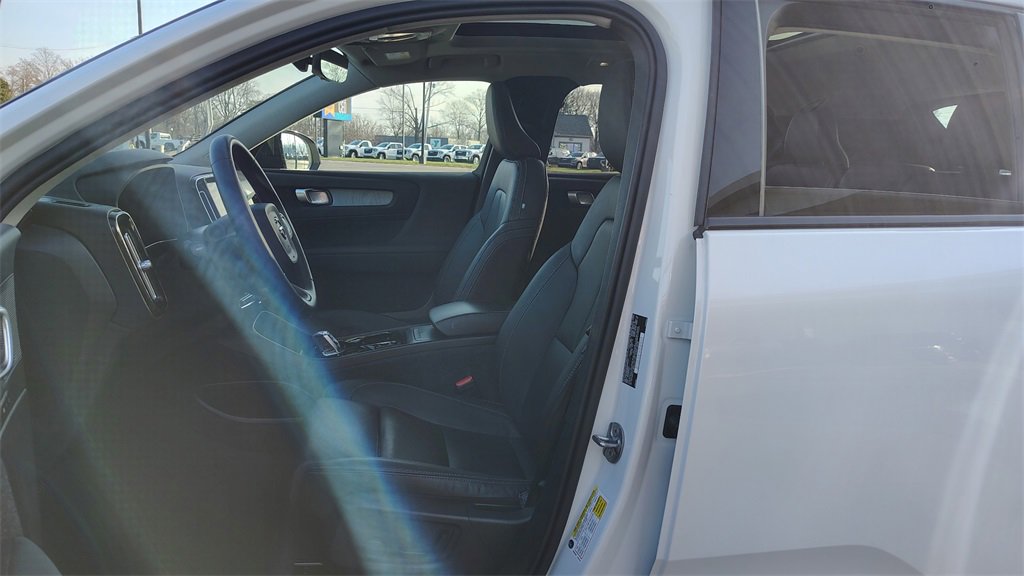 Certified 2025 Volvo XC40 B5 Plus image 7
