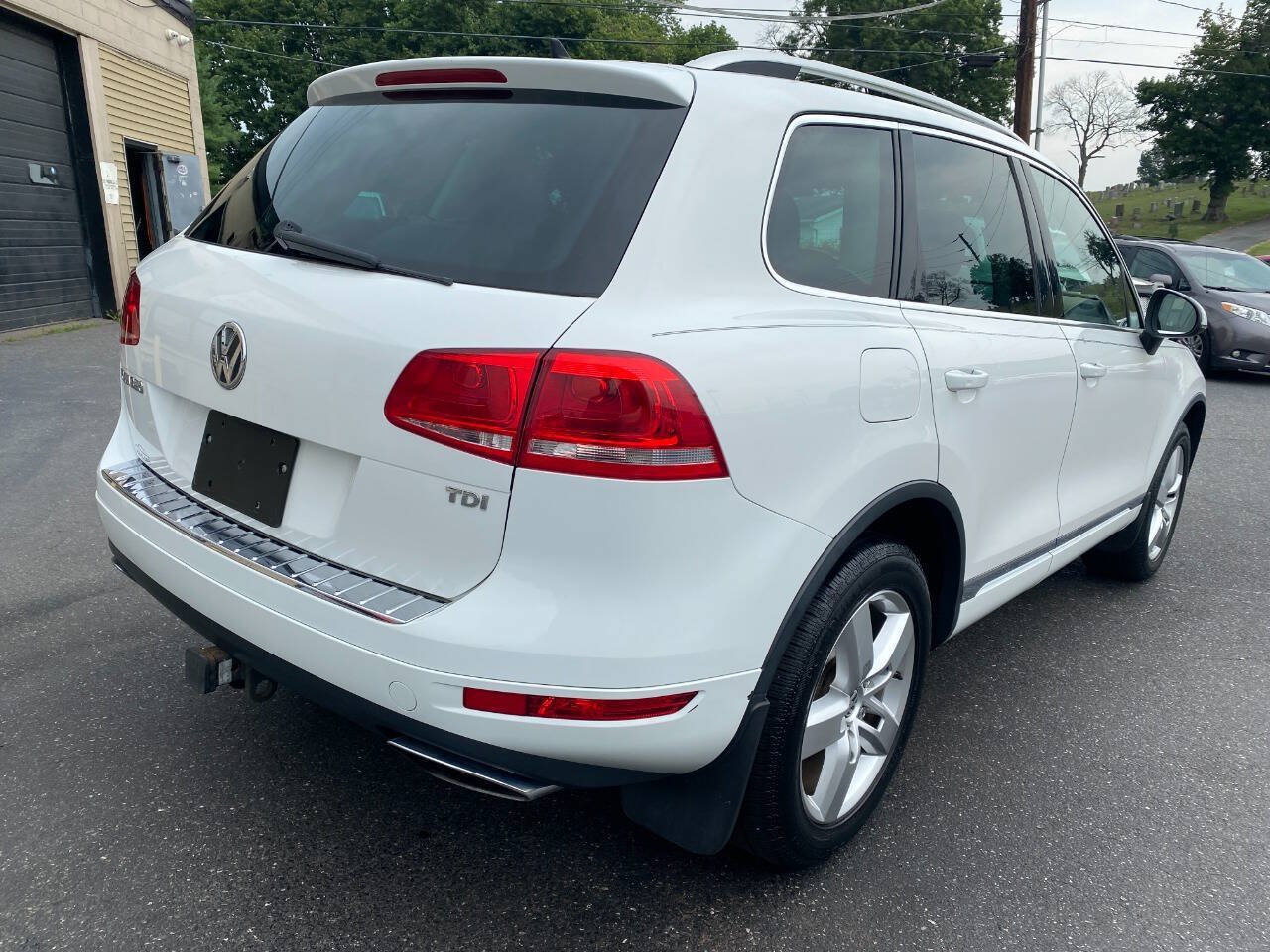 Used 2014 Volkswagen Touareg TDI AWD/4WD image 3