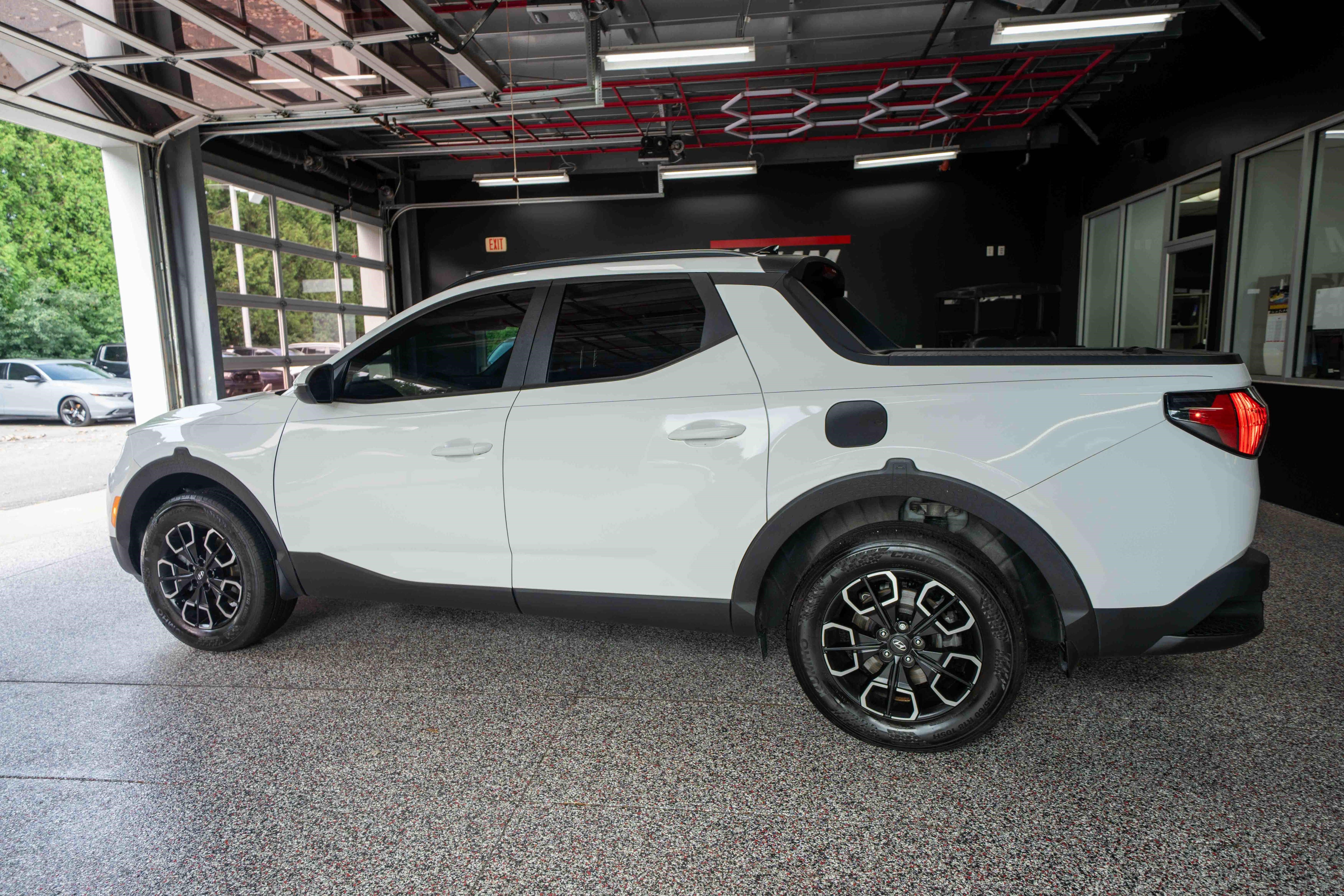 Used 2023 Hyundai Santa Cruz SEL Premium AWD/4WD image 2