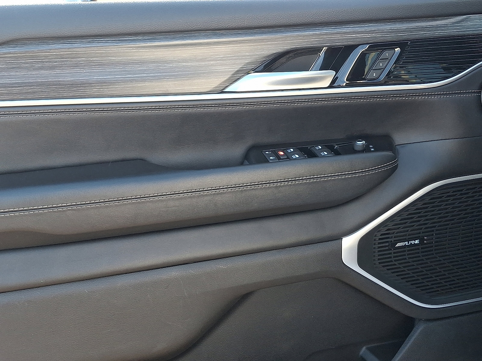 Used 2024 Jeep Wagoneer L Series II w/ Flexible Seating Group image 13