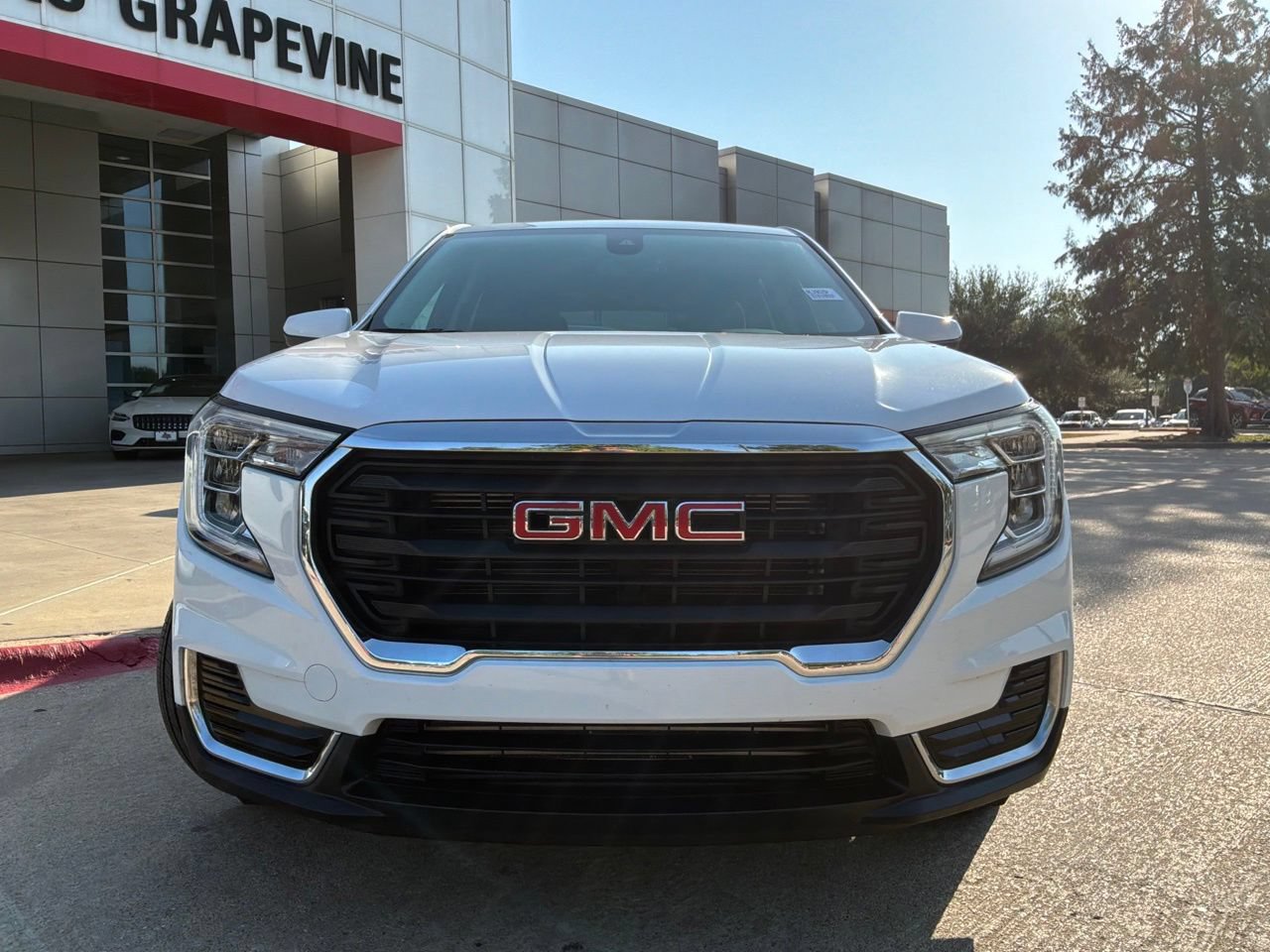 Used 2024 GMC Terrain SLE FWD image 3