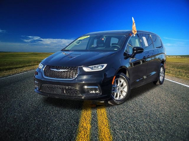 Certified 2024 Chrysler Pacifica Touring-L image 33