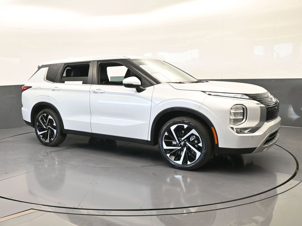 Used 2023 Mitsubishi Outlander SE image 8