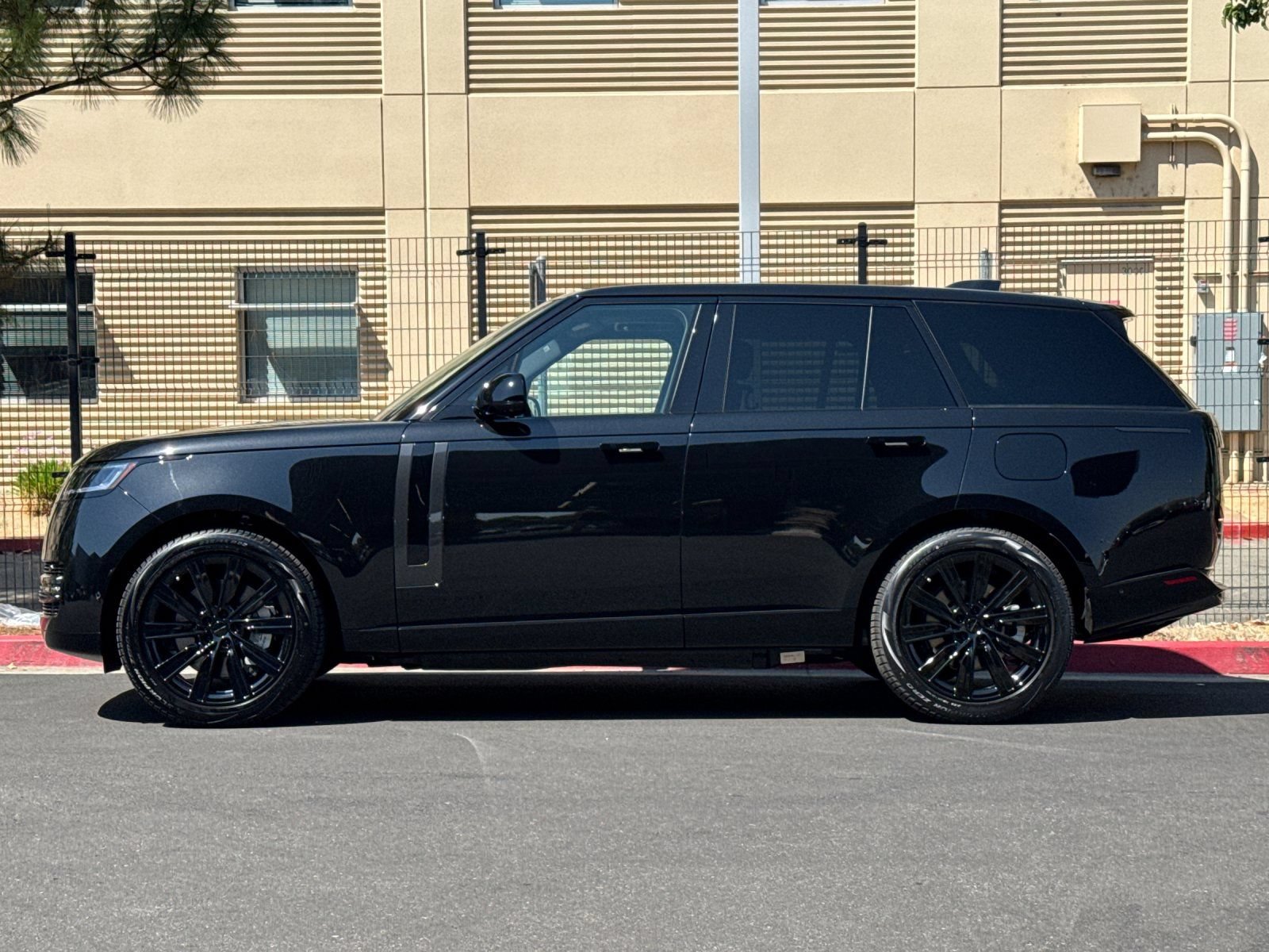 New 2026 Land Rover Range Rover SE AWD/4WD image 3