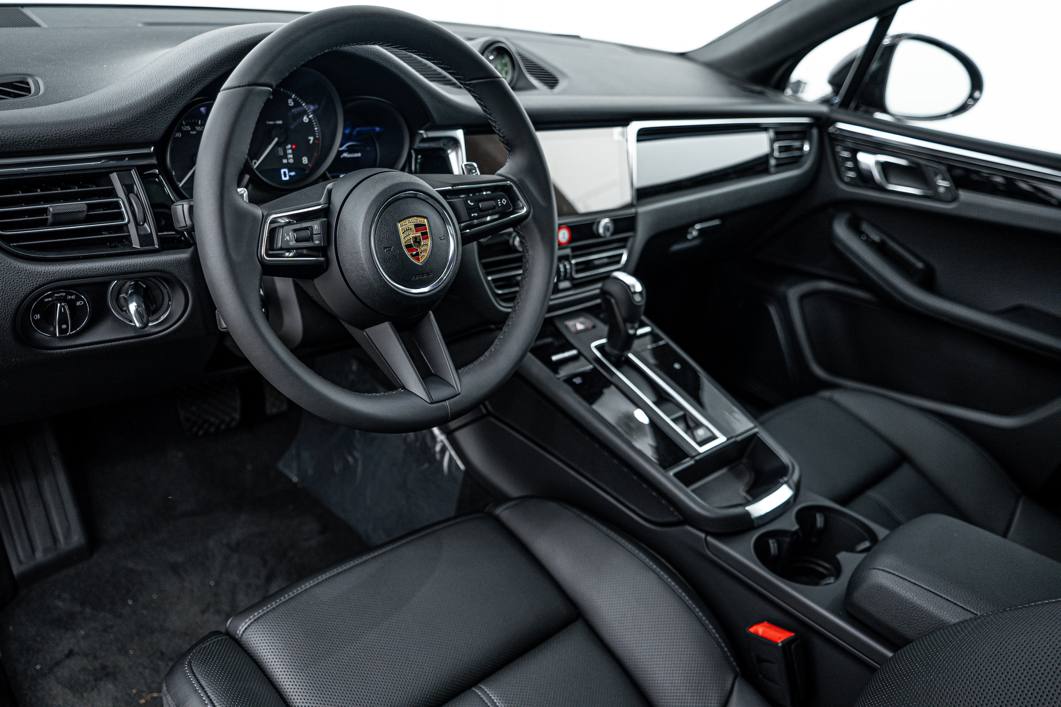 Certified 2026 Porsche Macan image 4