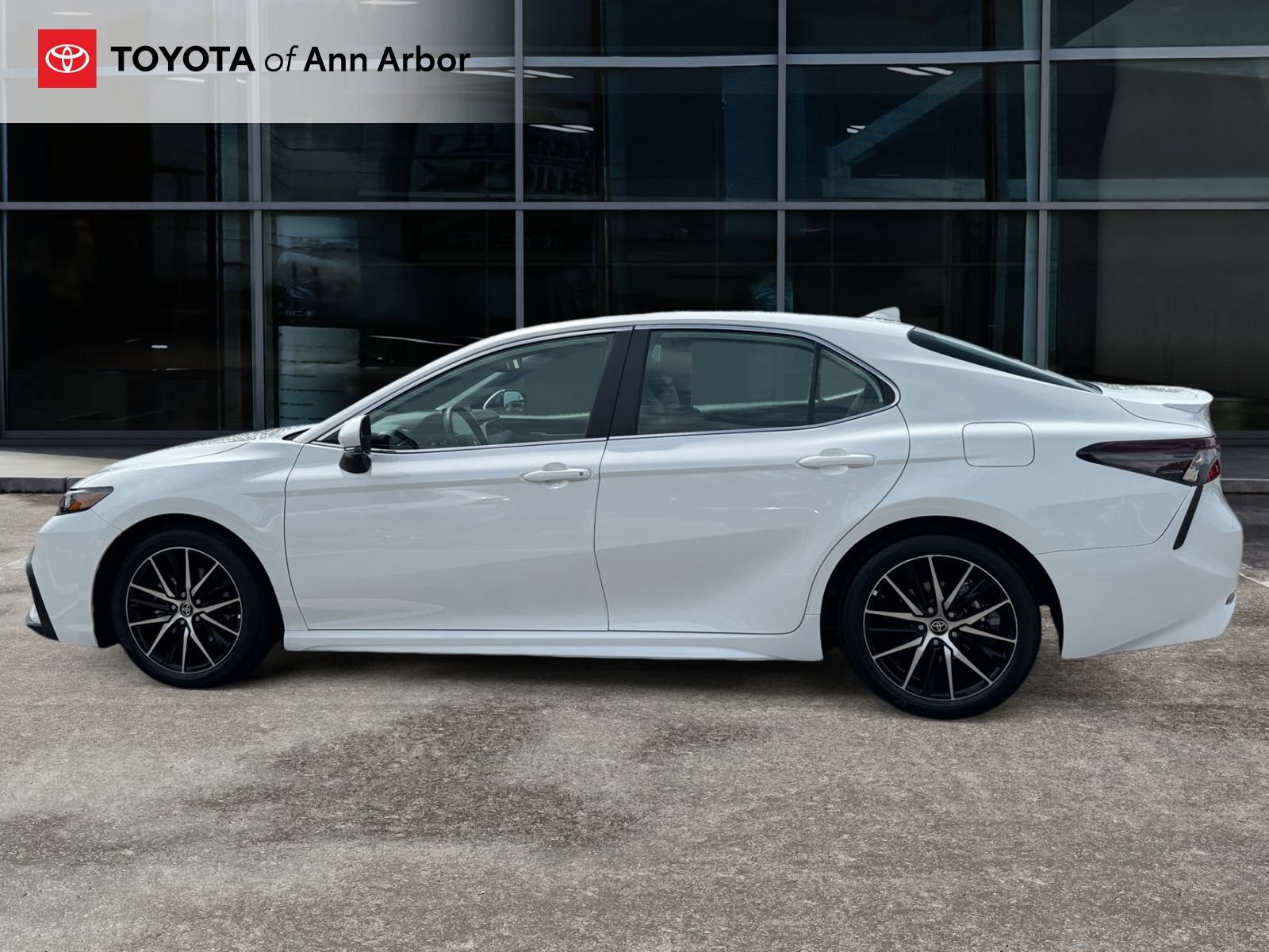 Used 2023 Toyota Camry SE w/ Audio Upgrade Package FWD image 9