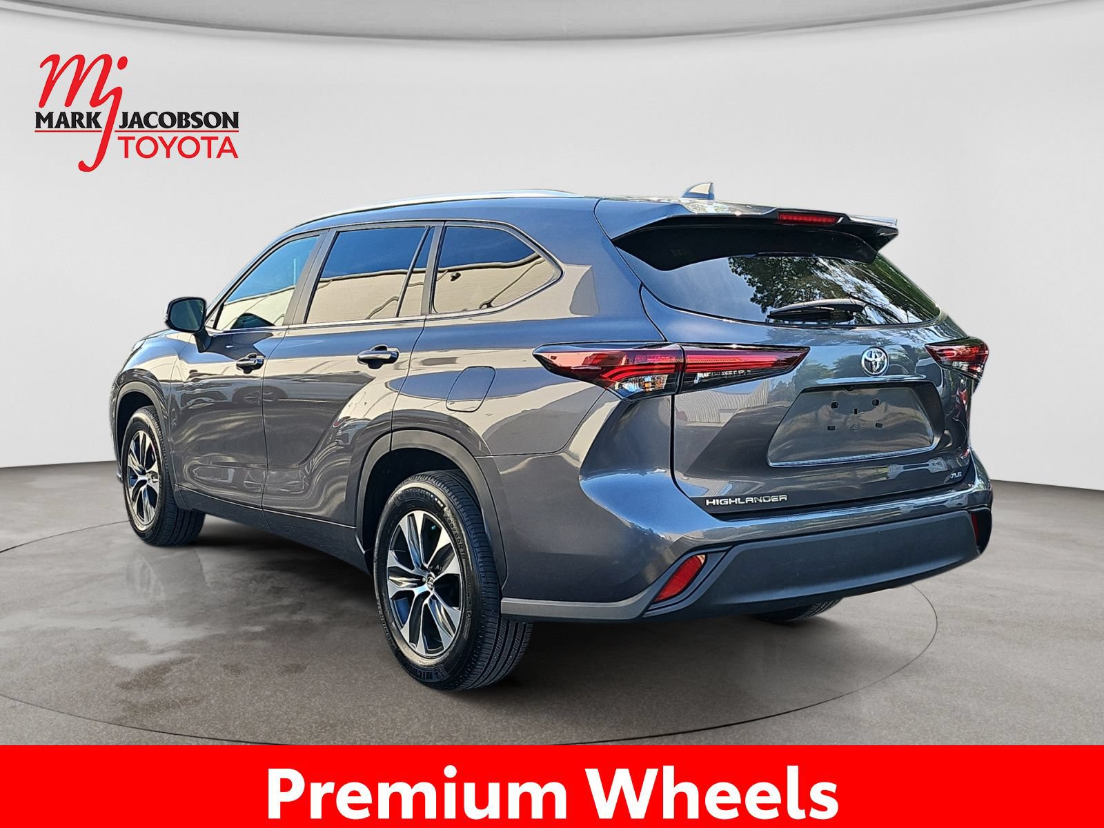 Used 2025 Toyota Highlander XLE FWD image 14