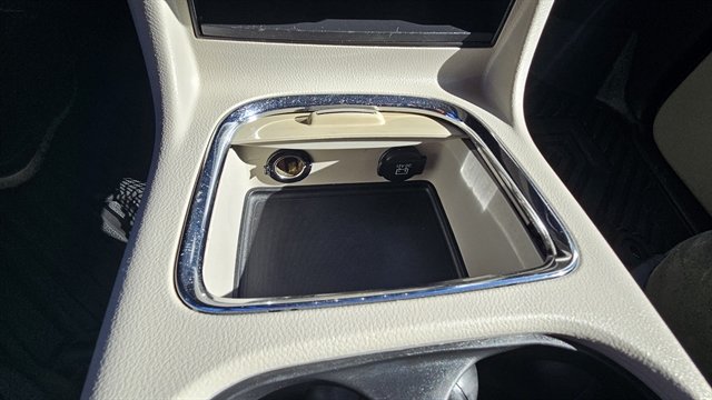 Used 2016 Dodge Grand Caravan SXT FWD image 14