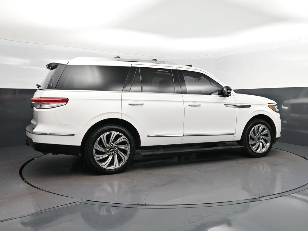 Used 2023 Lincoln Navigator Reserve AWD/4WD image 8