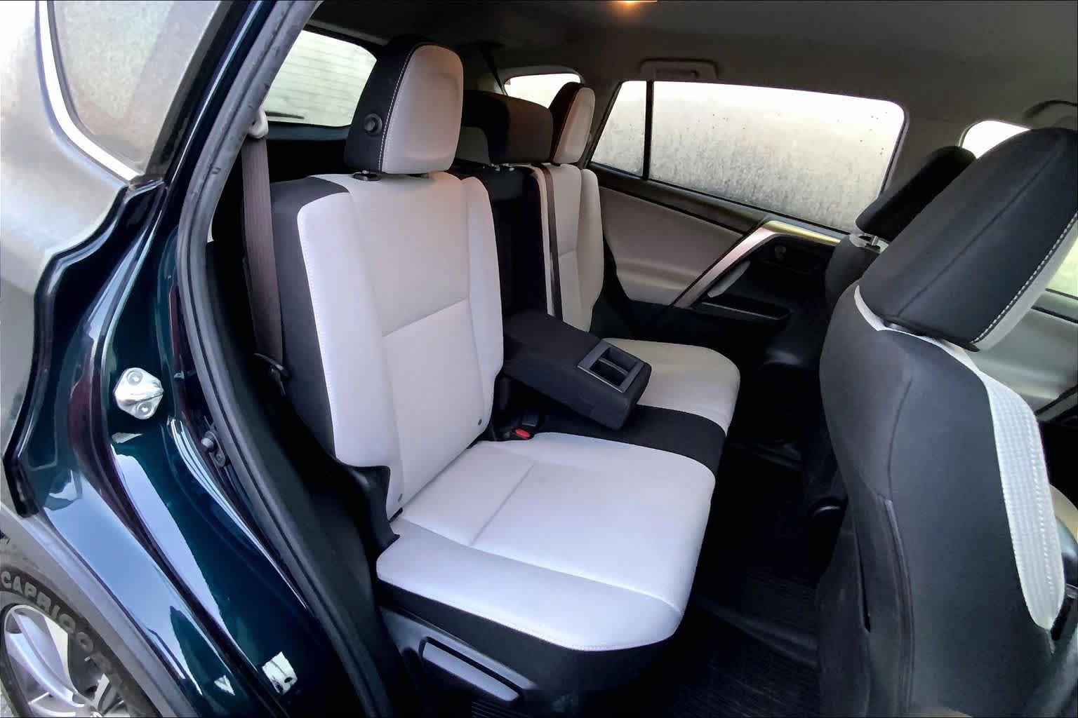 Used 2018 Toyota RAV4 LE AWD/4WD image 27
