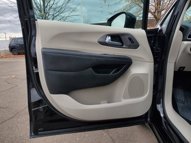 Certified 2024 Chrysler Pacifica Touring-L image 8