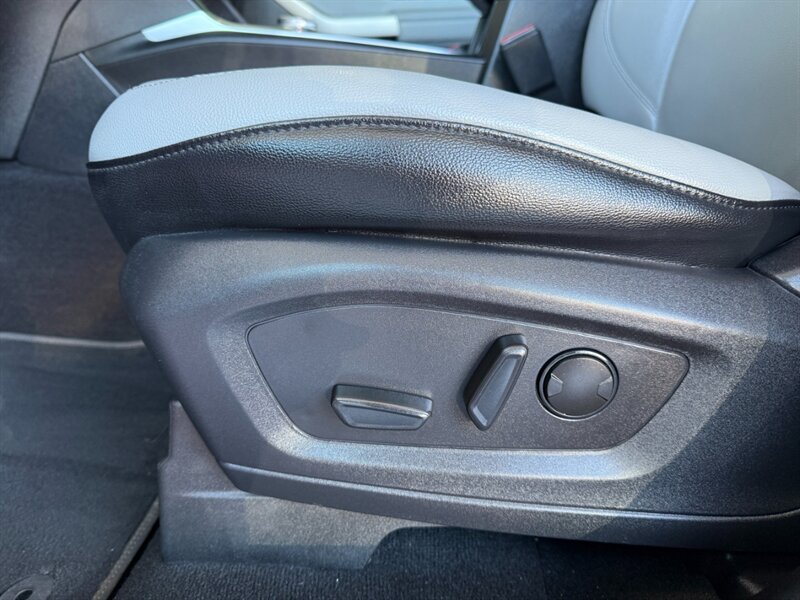 Used 2021 Ford Explorer XLT w/ Equipment Group 202A RWD image 19