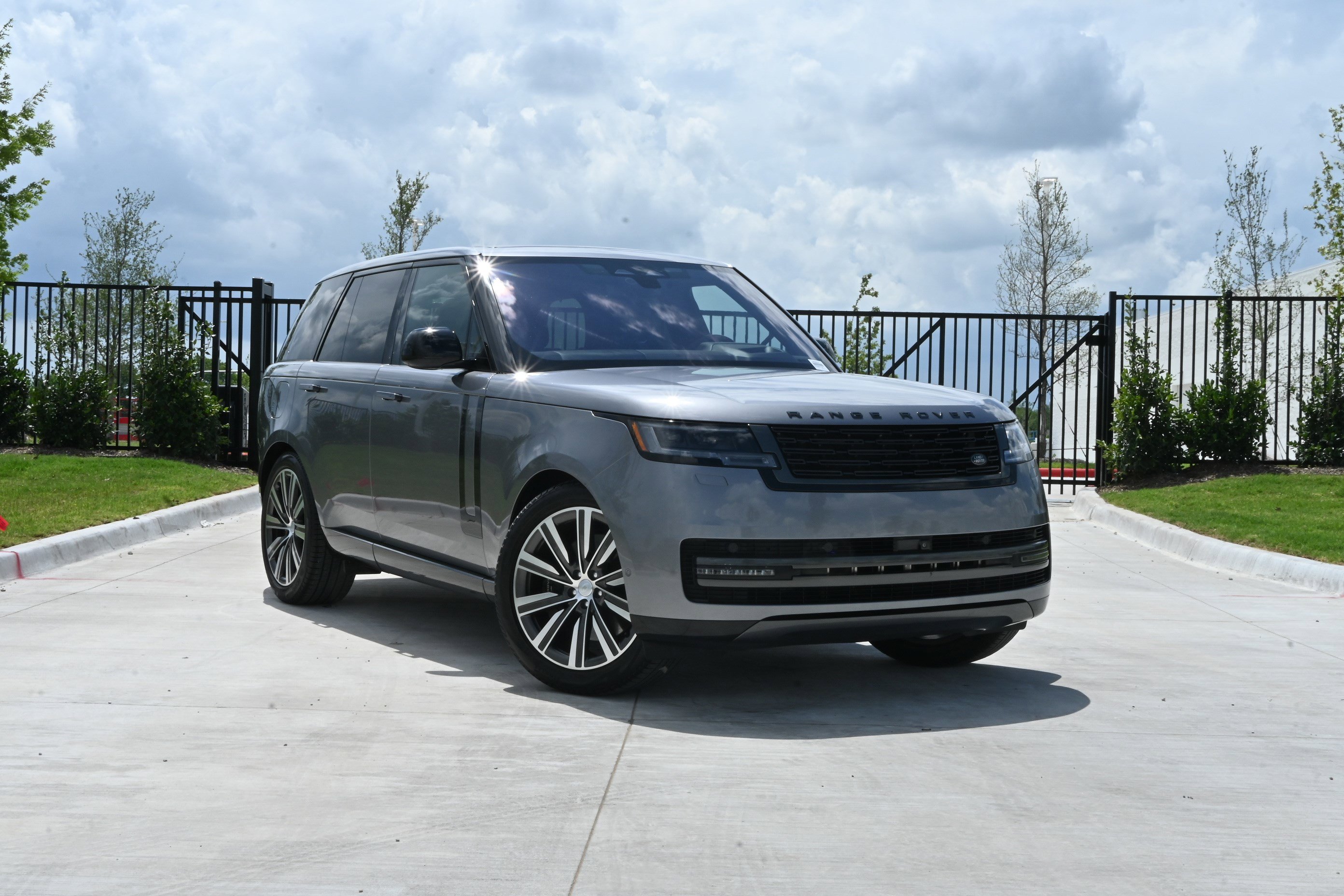 Used 2023 Land Rover Range Rover SE AWD/4WD image 2