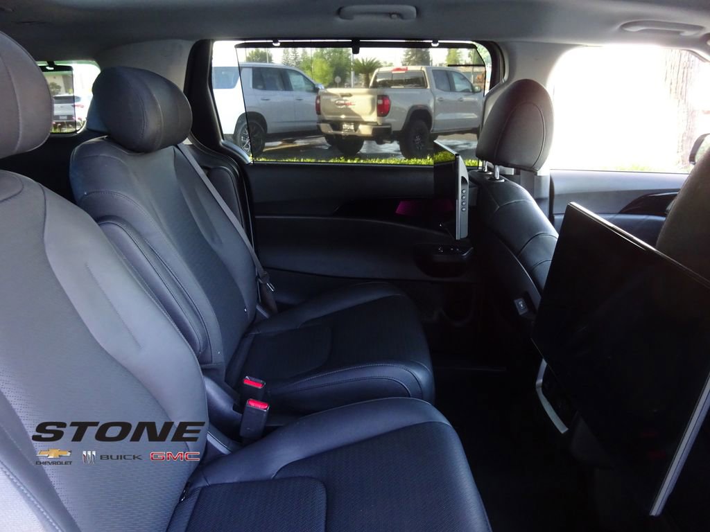 Used 2025 Kia Carnival SX Prestige image 23