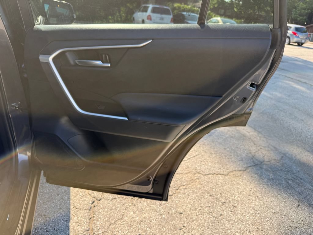 Used 2025 Toyota RAV4 XLE FWD image 38