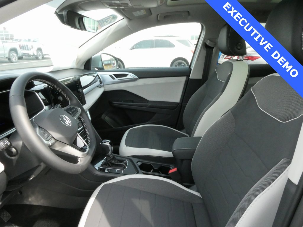 Certified 2025 Volkswagen Taos SE image 29