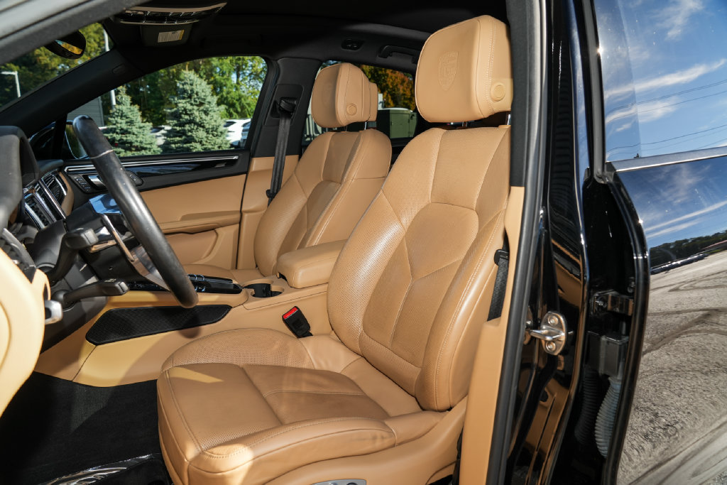 Certified 2018 Porsche Macan AWD/4WD image 5