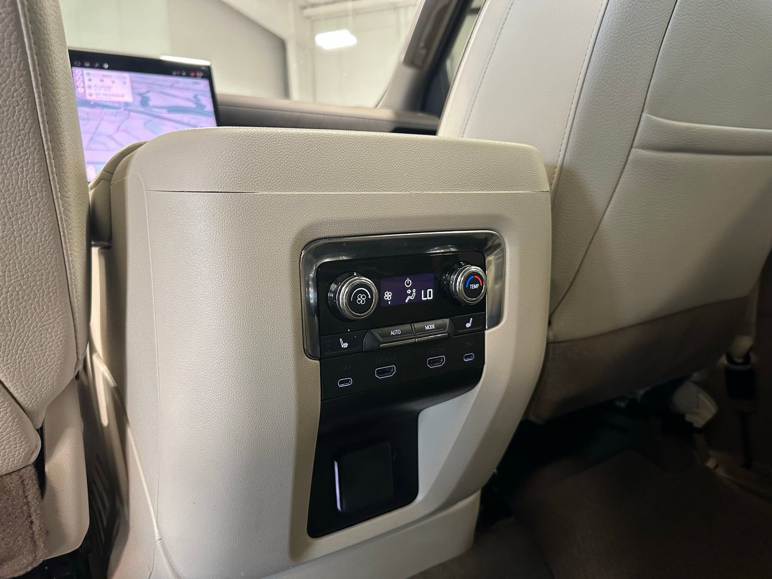 Used 2025 GMC Yukon XL Denali w/ Denali Reserve Package image 35