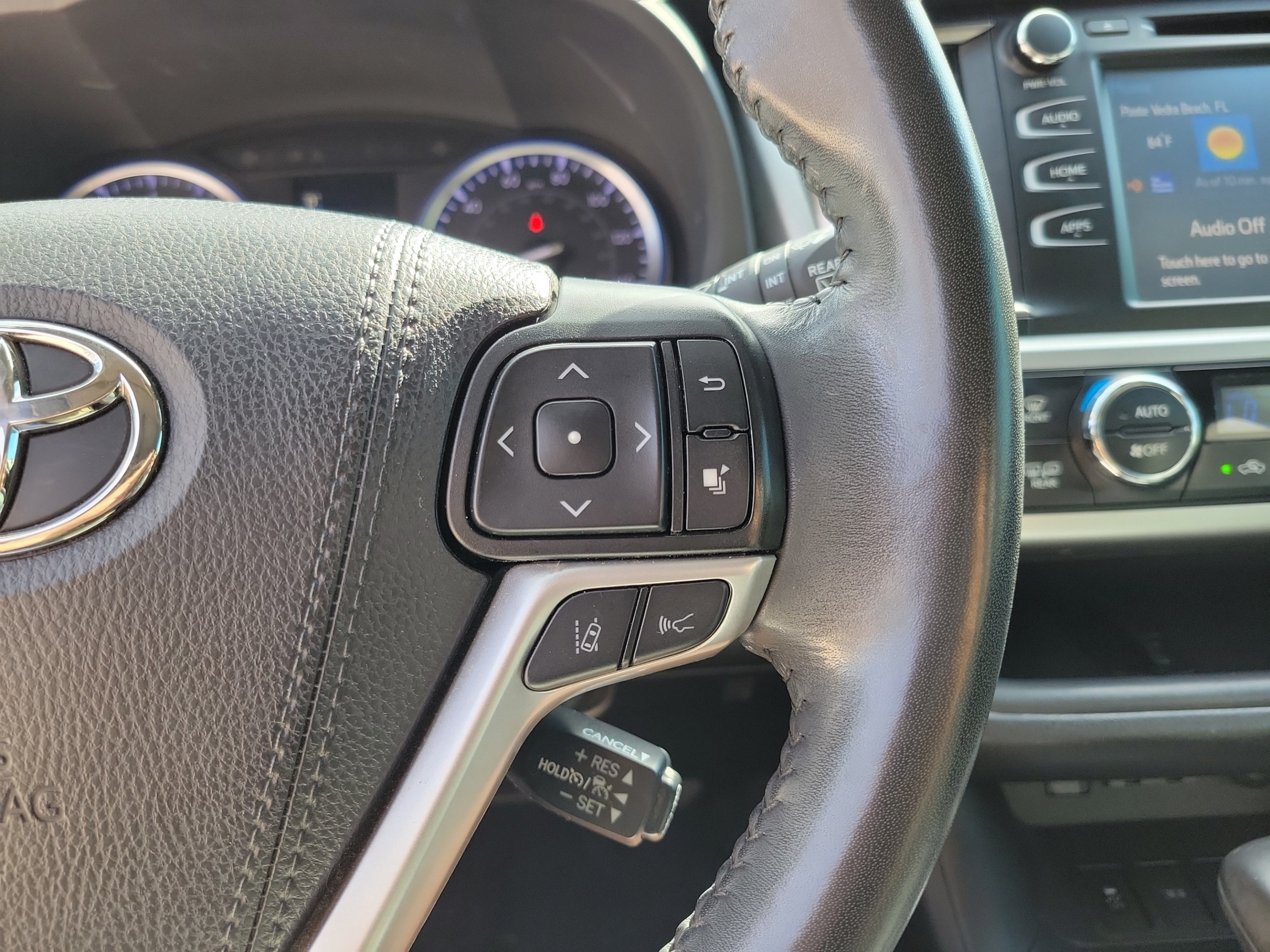 Used 2019 Toyota Highlander SE AWD/4WD image 14