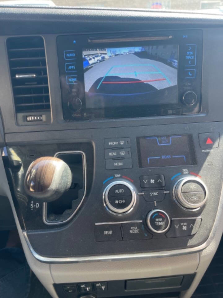 Used 2015 Toyota Sienna XLE w/ XLE Navigation Package FWD image 14