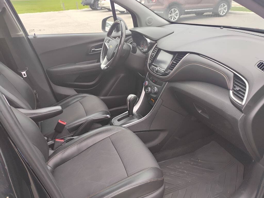 Used 2017 Chevrolet Trax LT w/ LT Convenience Package FWD image 12
