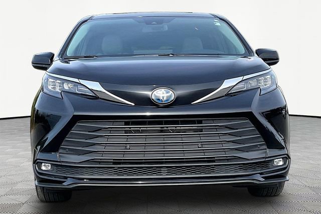 Used 2025 Toyota Sienna XLE image 2