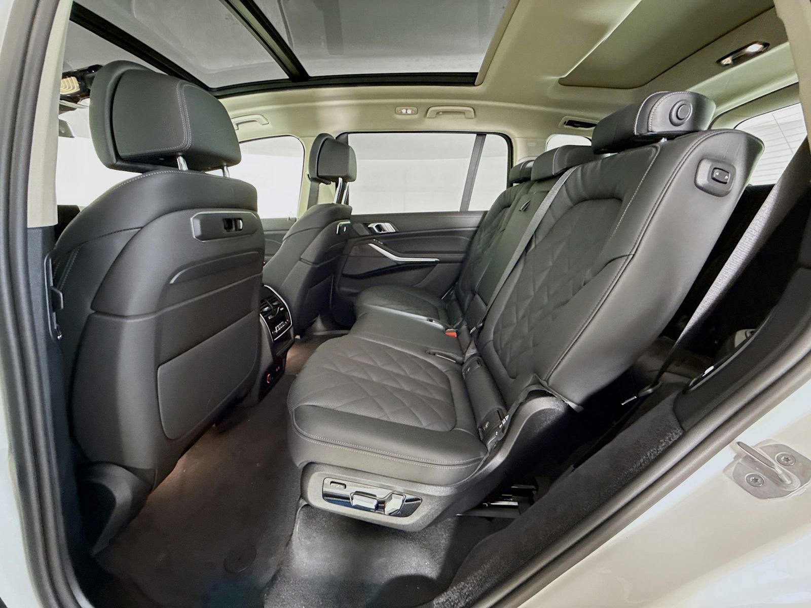 Used 2026 BMW X7 xDrive40i w/ Premium Package image 26