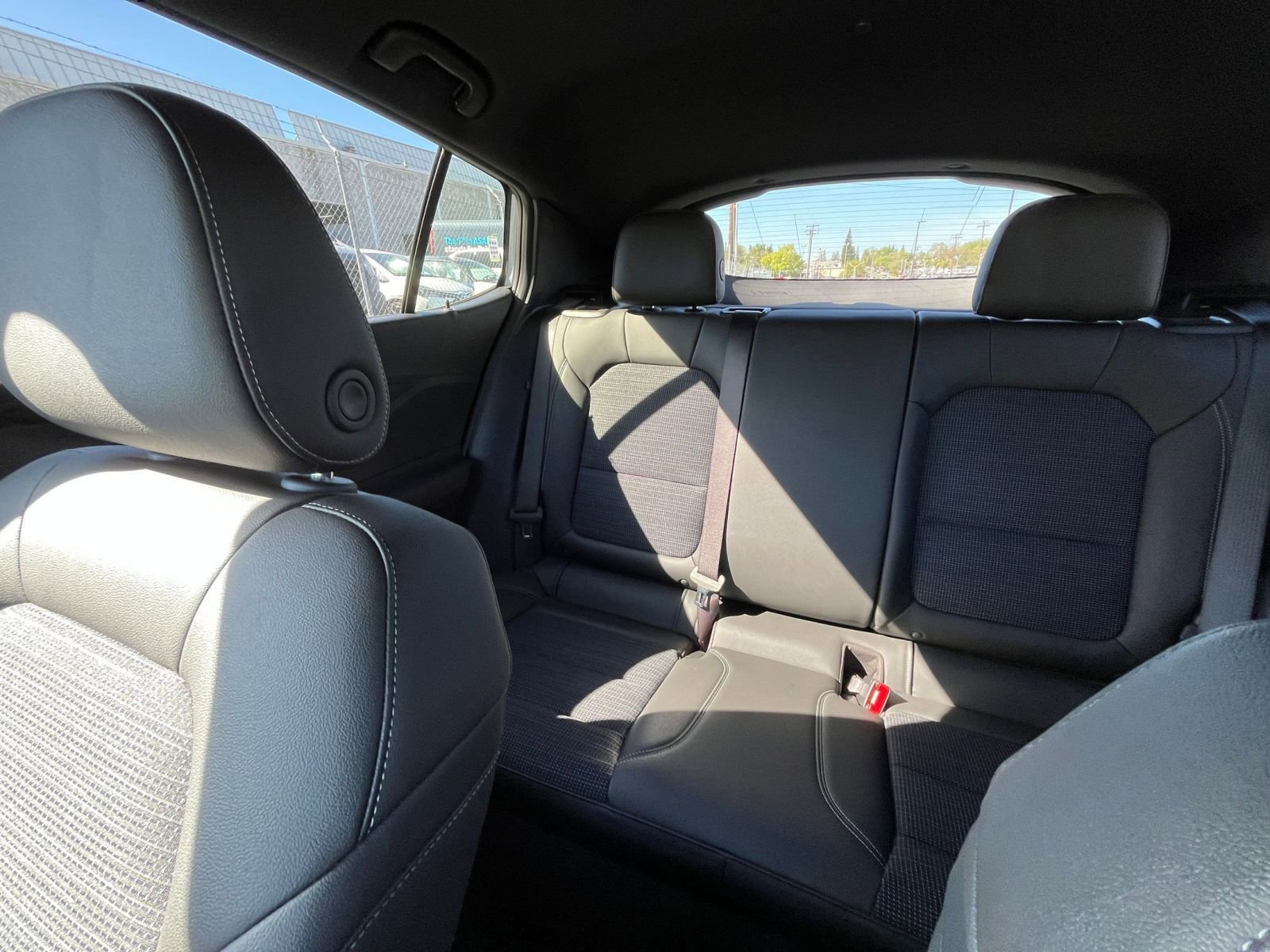 Used 2025 Buick Envista Preferred image 38