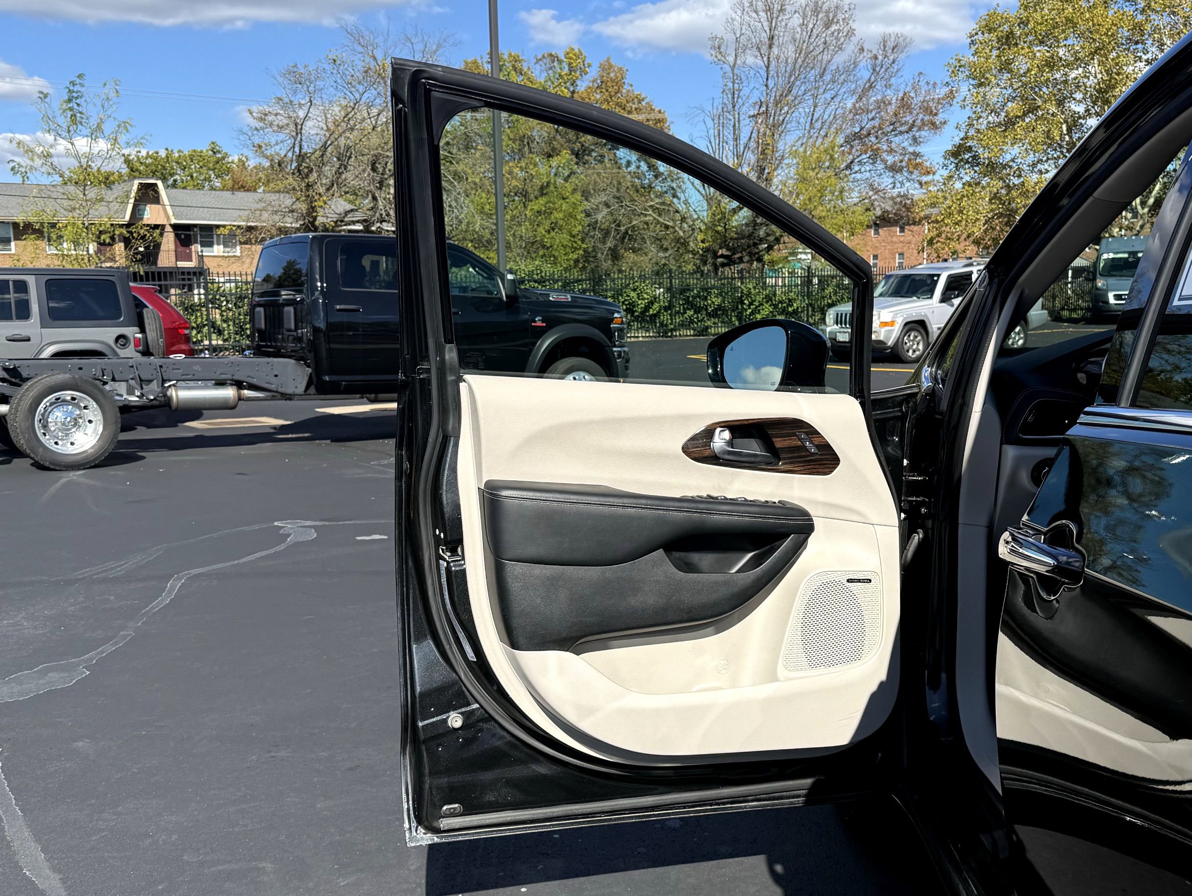 Used 2023 Chrysler Pacifica Limited w/ Uconnect Theater Family Group image 12