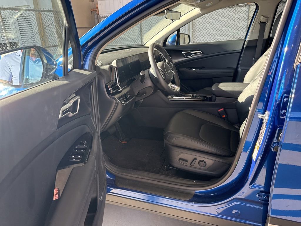 Used 2025 Kia Sportage EX FWD image 8