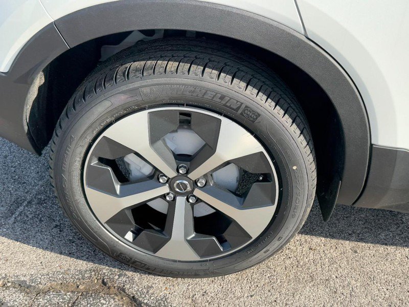 New 2026 Volvo XC40 B4 Plus w/ Climate Package FWD image 4