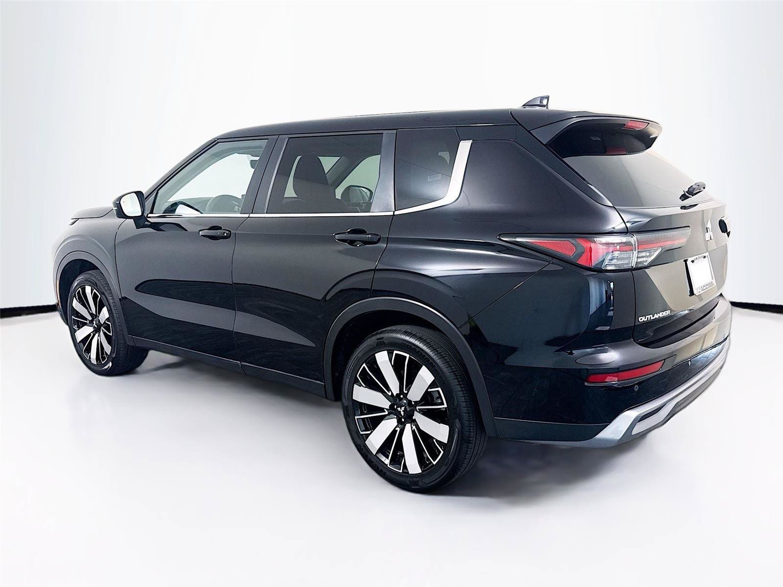 Used 2025 Mitsubishi Outlander SE FWD image 28