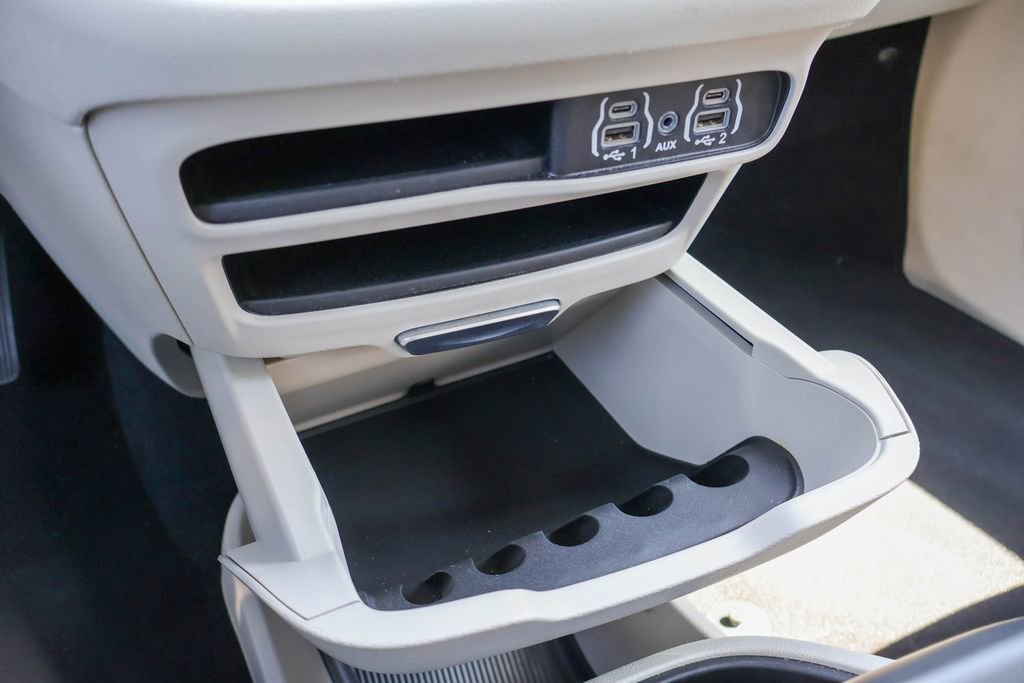 Used 2024 Chrysler Pacifica Touring-L image 16