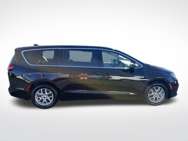 Used 2024 Chrysler Pacifica Touring-L FWD image 7