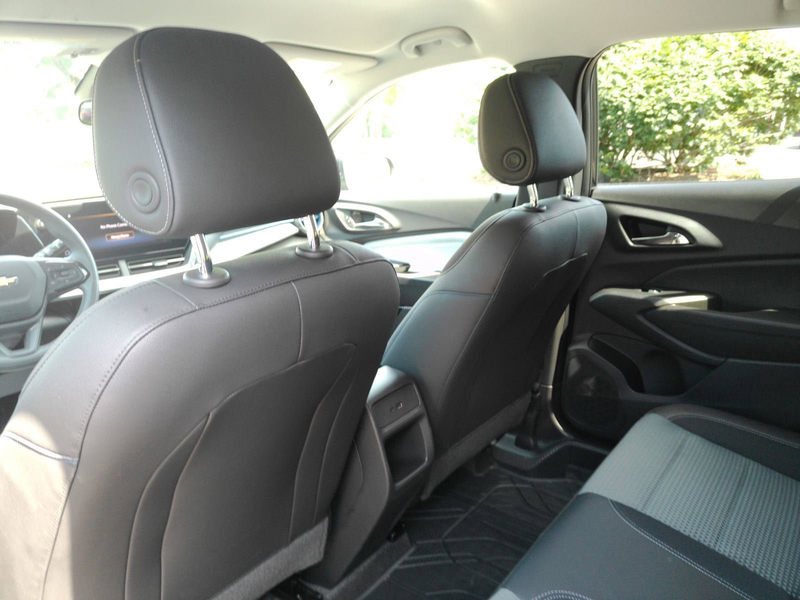 Used 2025 Chevrolet Trax LT FWD image 13