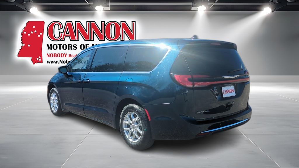 Used 2024 Chrysler Pacifica Touring-L image 7
