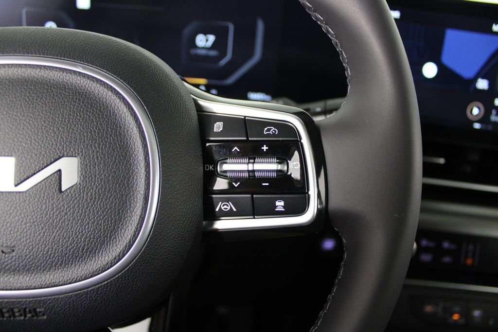 Used 2025 Kia Carnival SX image 31