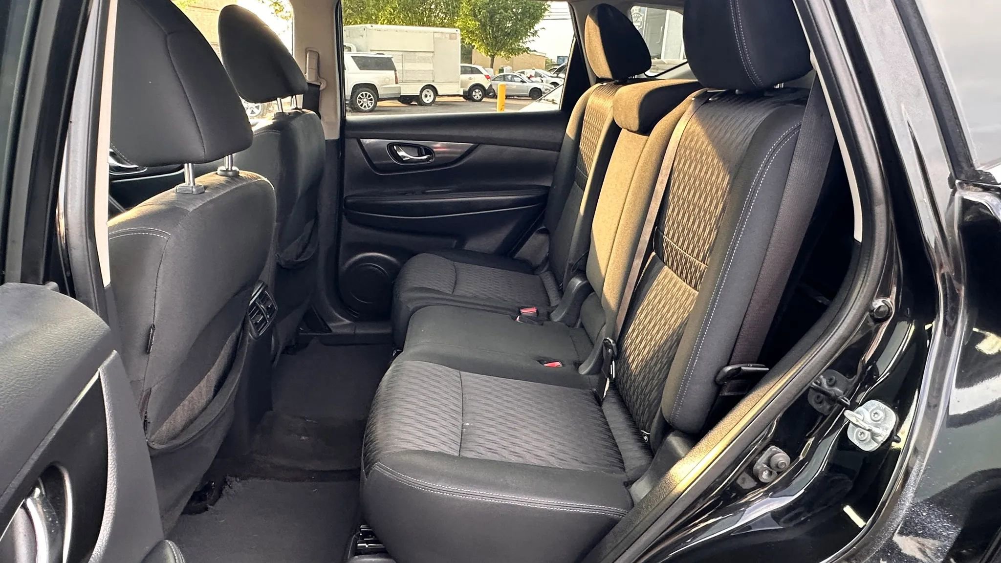 Used 2017 Nissan Rogue SV AWD/4WD image 10