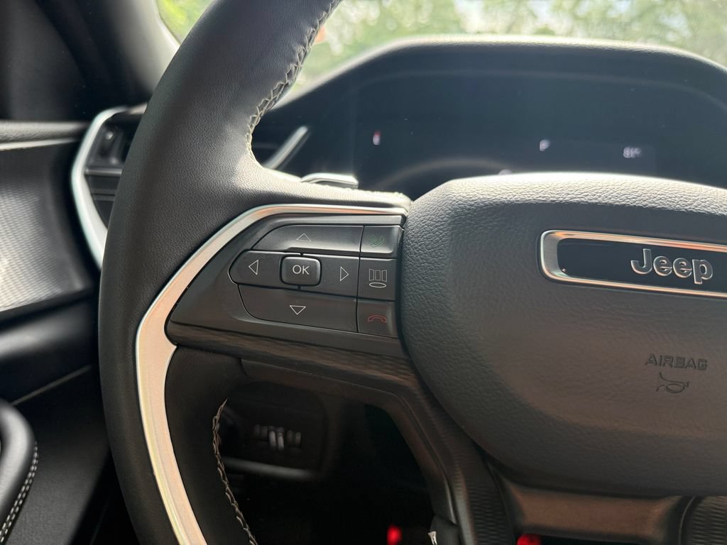 Used 2025 Jeep Grand Cherokee Altitude RWD image 21