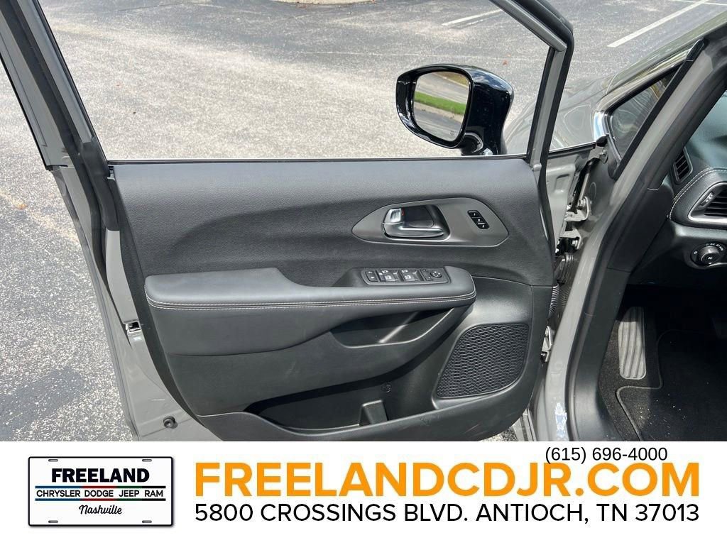 New 2025 Chrysler Pacifica Select image 17