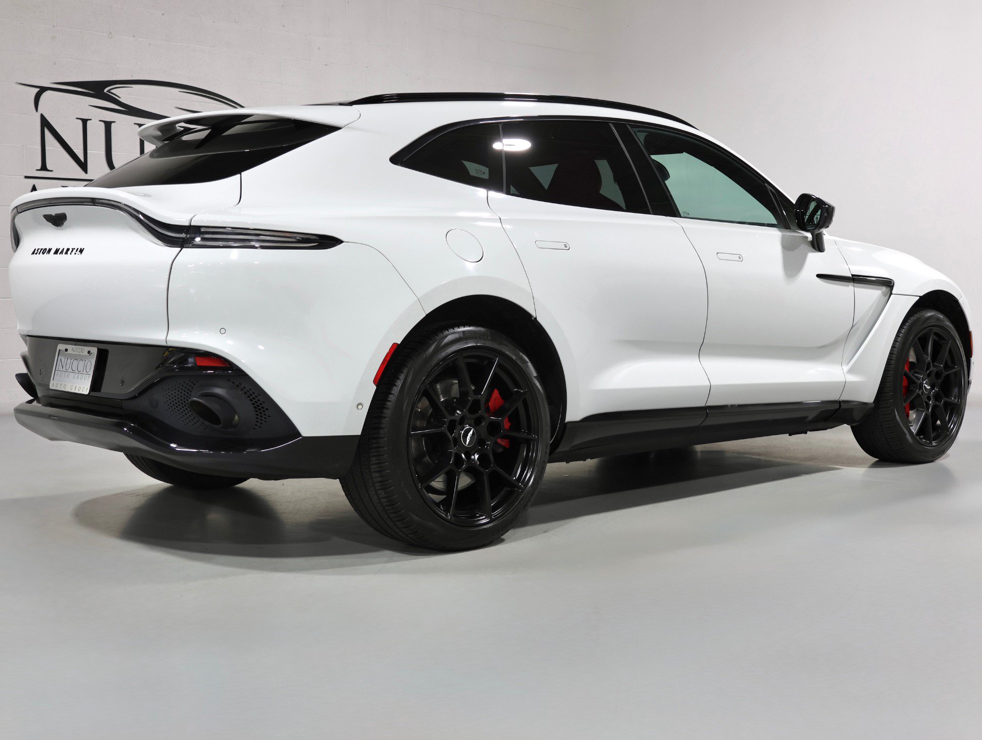 Used 2021 Aston Martin DBX AWD/4WD image 7