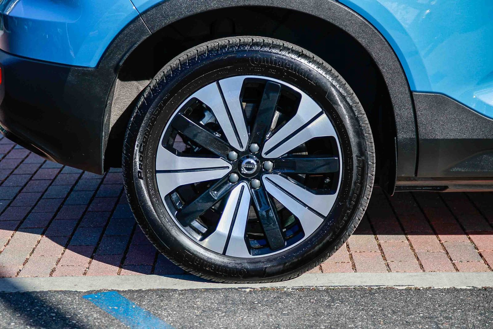 Used 2023 Volvo XC40 Recharge Core image 9