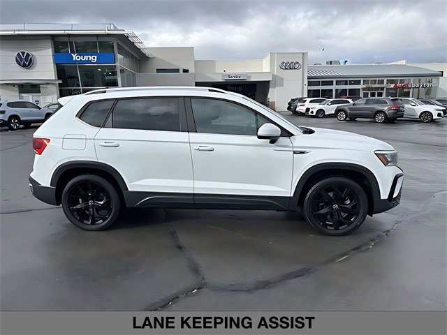 Used 2023 Volkswagen Taos SE w/ Panoramic Sunroof Package image 2