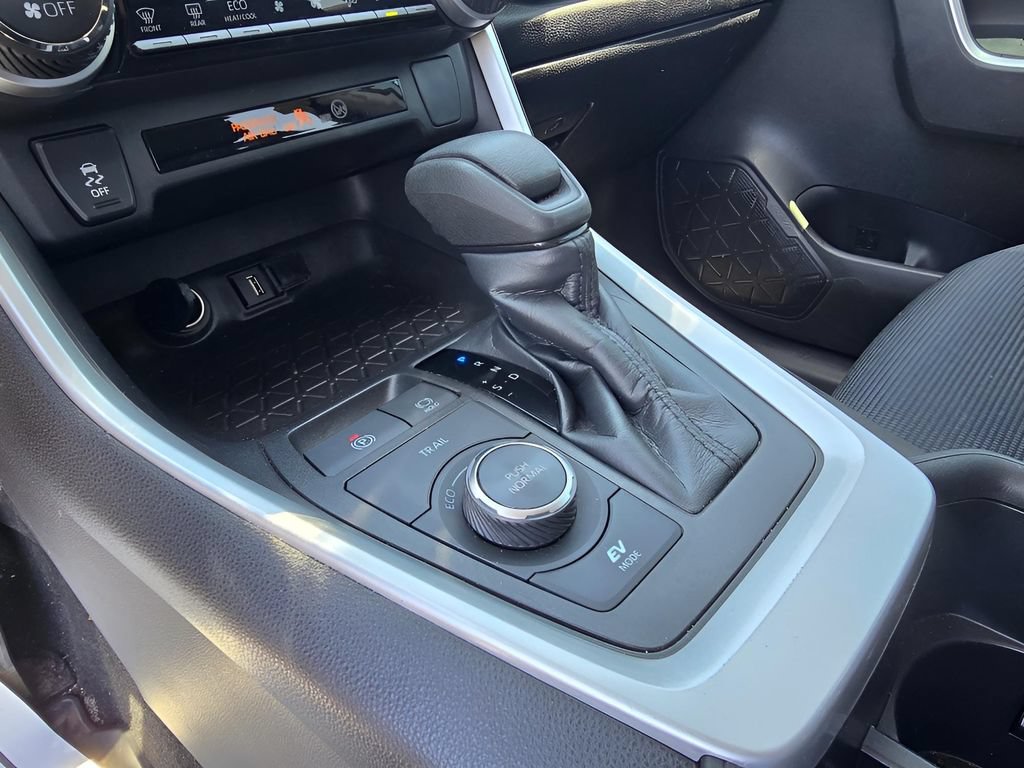 Used 2022 Toyota RAV4 LE AWD/4WD image 19